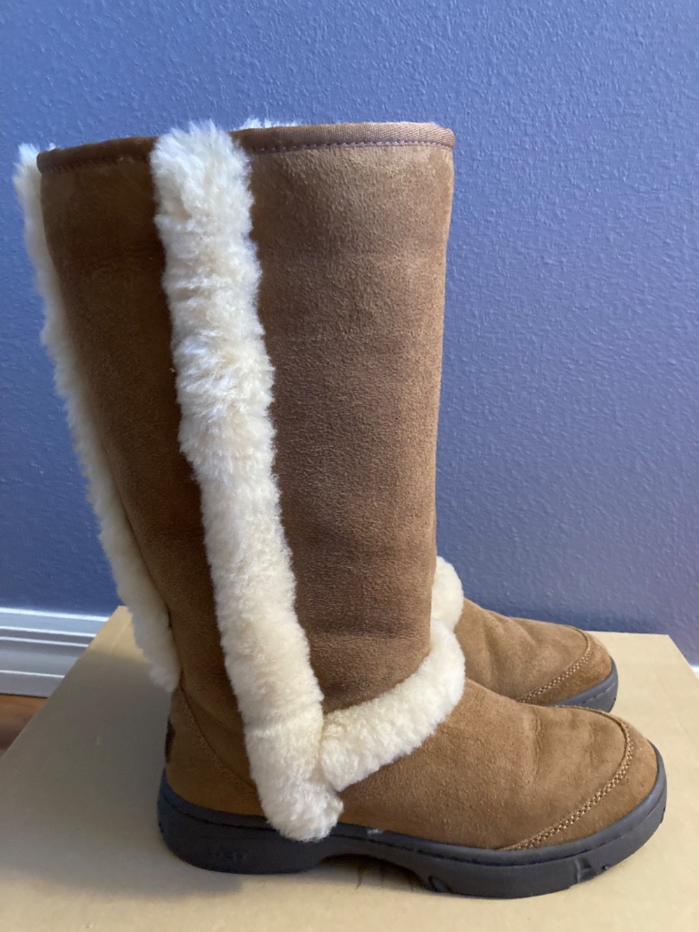 UGG SUNBURST TALL SHEEPSKIN BOOTS SIZE 8 CHESTNUT COLOR  pre owned
